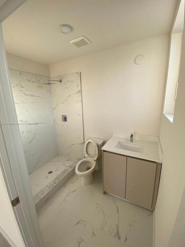 Foto del edificio - 2555 NE 193rd St