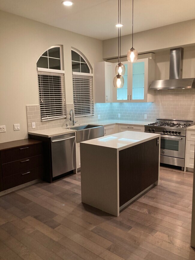 Kitchen - 5935 Luna Park
