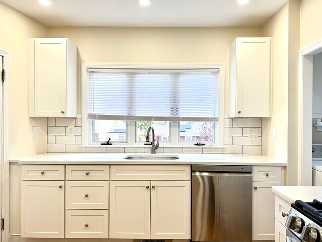 Foto del edificio - 57 Winthrop Rd