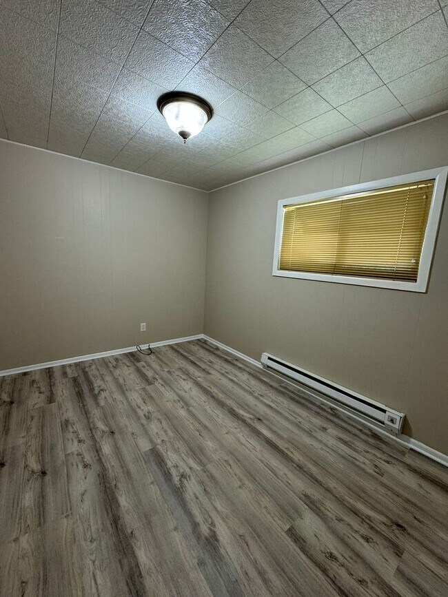 Foto del edificio - 2 bed 1 bath house with water,sewer, garbage and lawn care included!