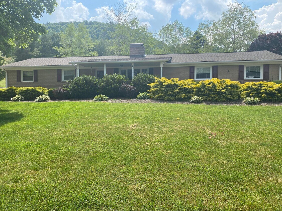 317 Cranberry Springs Rd, Fleetwood, NC 28626 House Rental in