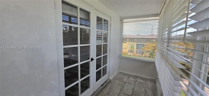Building Photo - 20201 NE 29th Ct