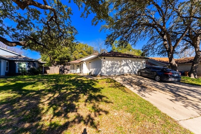 Building Photo - Discover Your Oasis: Unveiling a 2-Bedroom...