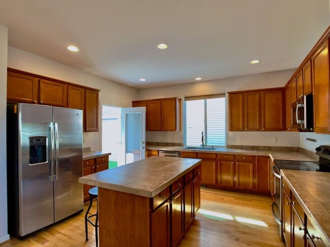 Building Photo - Freshly Painted Home In Kent WA! 3bd, 2.5ba!