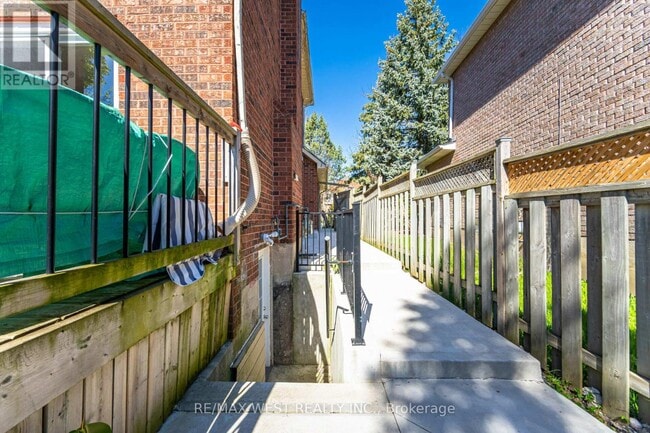 Building Photo - 2932 Redbud Ave