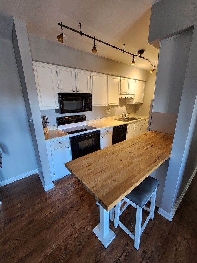 Foto del edificio - 1080 Chatham Park Dr