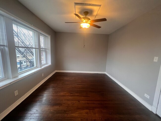 Foto del edificio - 5350 W Division St