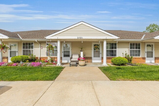 Building Photo - Spring Hill Villas