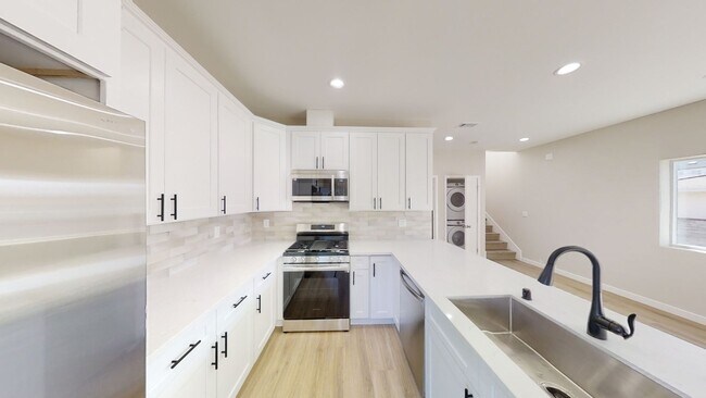 Building Photo - 4BD/2BA on Stewart!