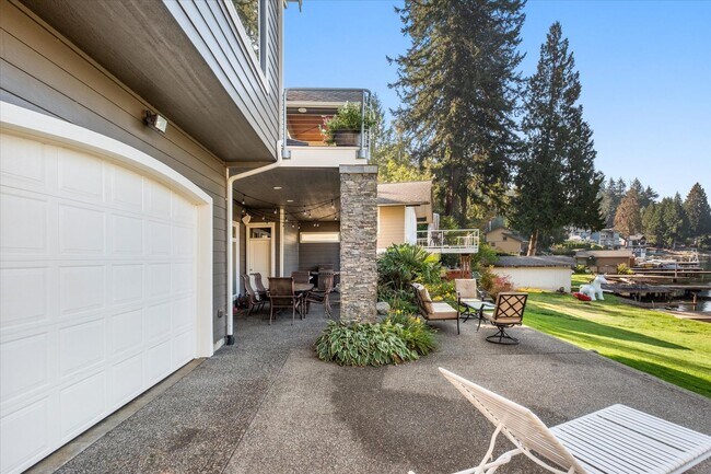 Building Photo - Luxurious 5BD/3BA Summit Lake Home