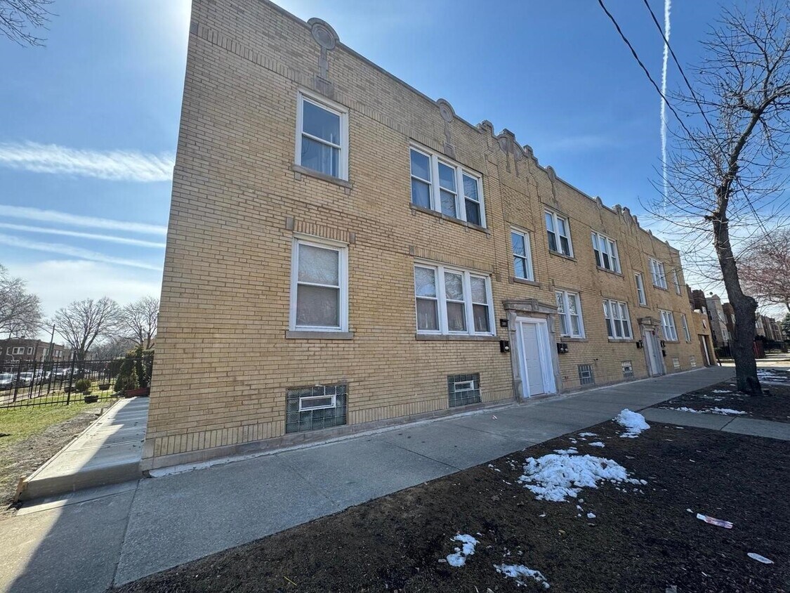 Foto principal - 5309 W Potomac Ave