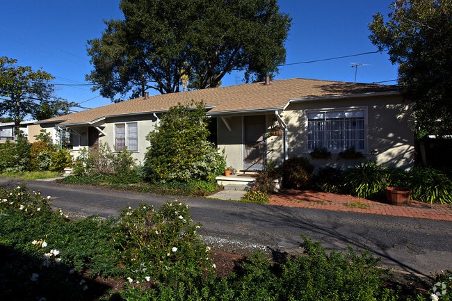 Foto del edificio - 879 Roble Ave