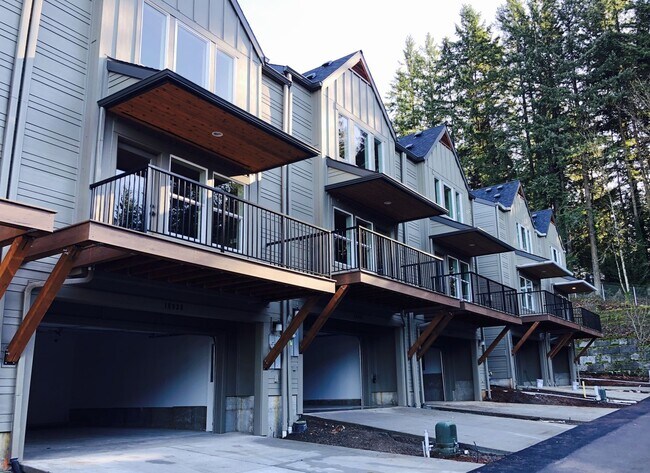 Foto del edificio - LUXURY TOWNHOUSE; 2 CAR GARAGE, BONUS ROOM...