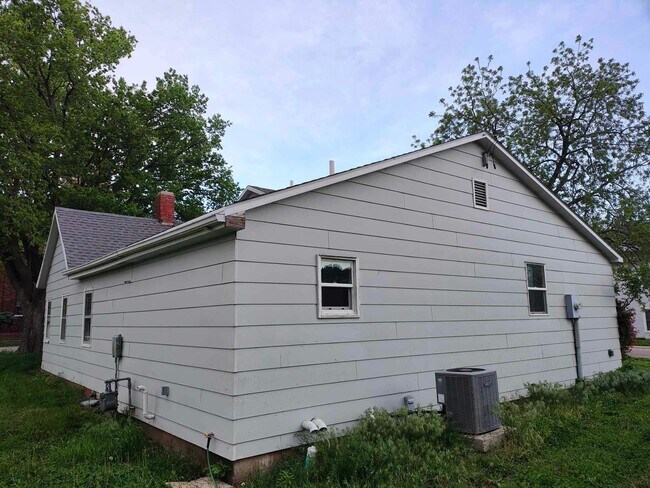 Building Photo - 301 Fitzgerald St