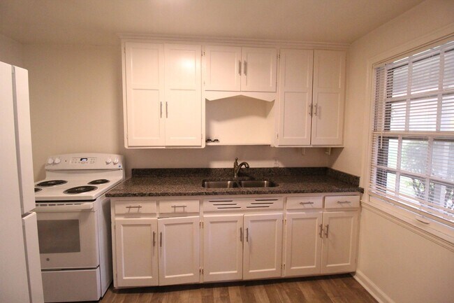 Foto del edificio - April FREE On This Updated 1 Bedroom 1 Bath Duplex in Navy Hill Area in Olathe