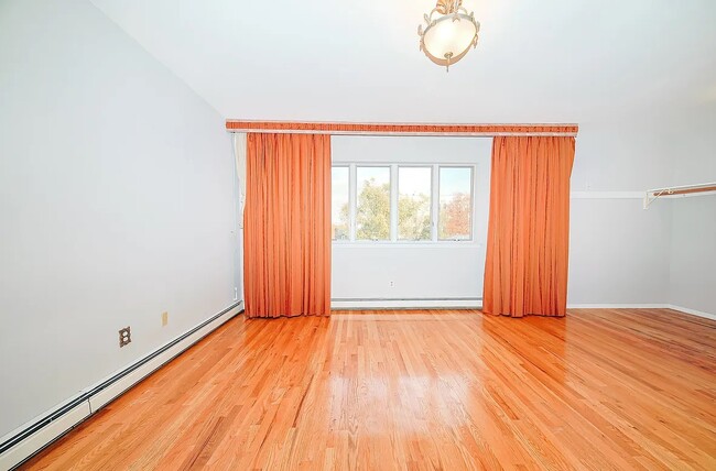 Building Photo - Contemporary Living Starts Here