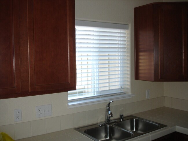 Foto del edificio - Beautiful Two Master Bedroom Townhome Near...