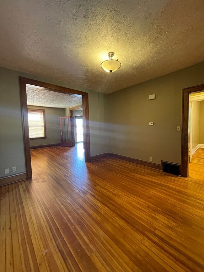 Building Photo - Spacious 2 Bedroom Townhouse!