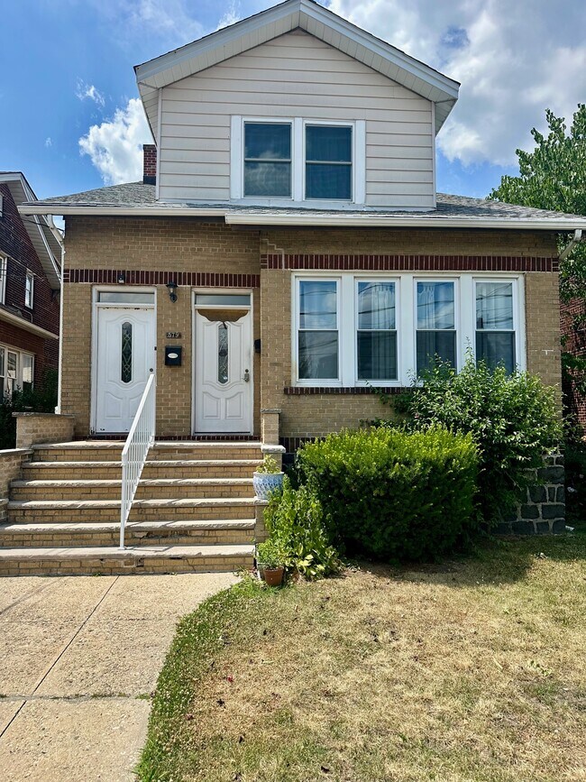 Building Photo - 579 Dewey Ave