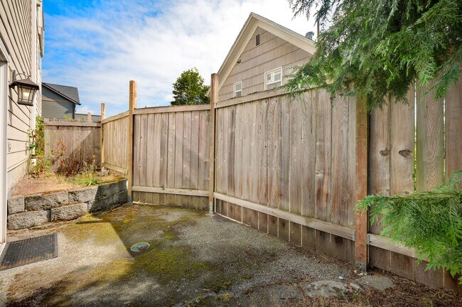 Foto del edificio - Spacious 3 bedroom townhouse with attached garage and stunning views - Queen Anne / Fremont