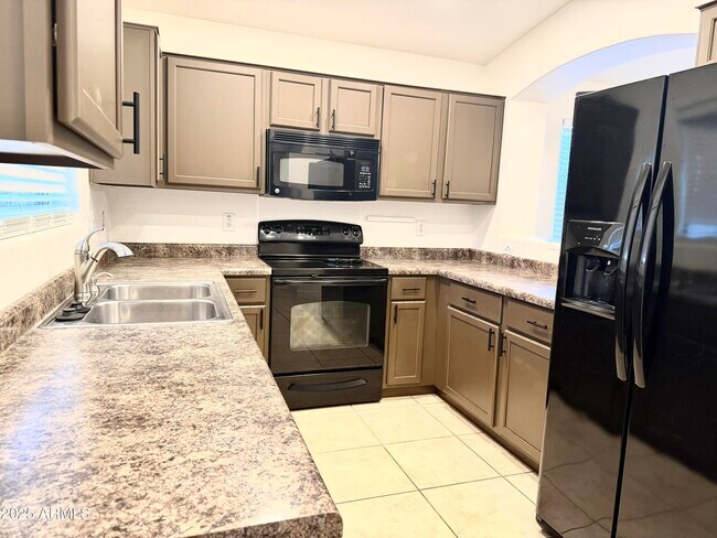 Building Photo - 2432 W Tamarisk Ave