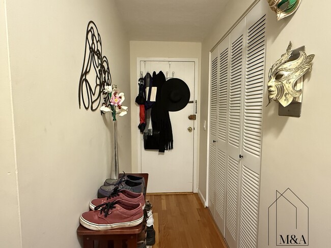 Building Photo - 197 Kent St