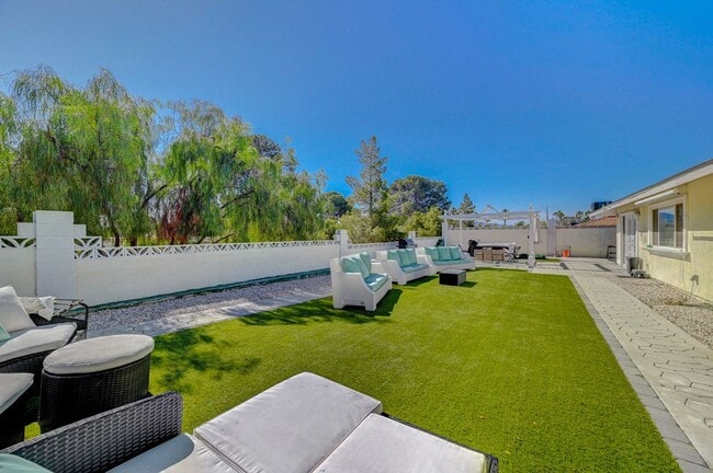 Foto del edificio - Beautiful single-story custom home featuri...