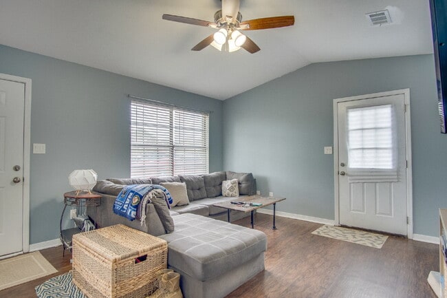 Building Photo - Updated 3BD/2BA Home on Quiet Cul-de-Sac w...