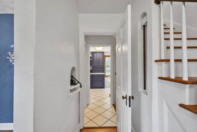 Building Photo - Charming 2 Bed 2 Bath House in the Heart o...
