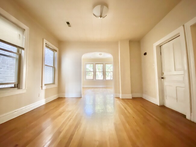 Building Photo - 1525 N Artesian Ave