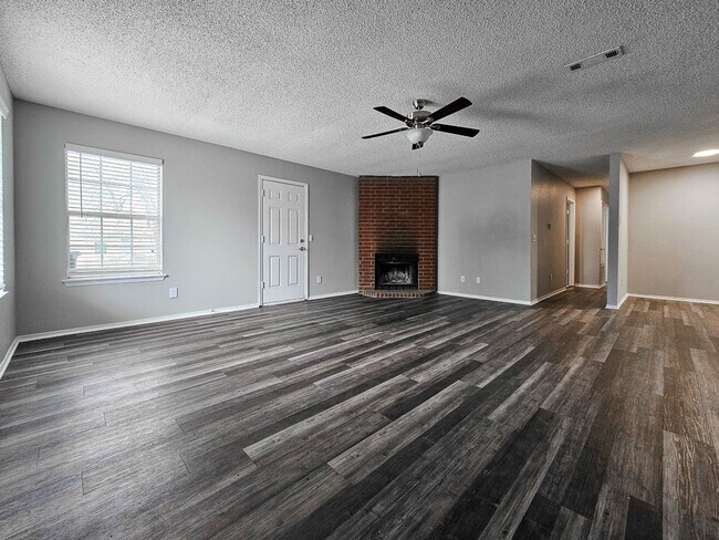 Building Photo - Updated 3-bedroom 2 bath Duplex in Fayette...