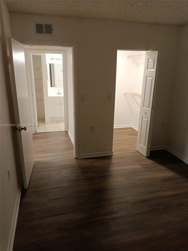 Building Photo - 1141 Lake Victoria Dr