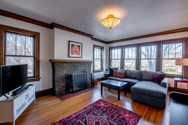 Amplia sala de estar con alcoba - 4702 Lyndale Ave S