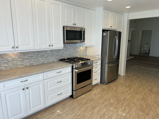Building Photo - ***Single-story 2 bed / 2 bath / +Den Hous...