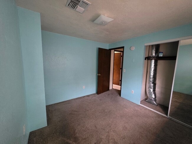Building Photo - Convenient Location