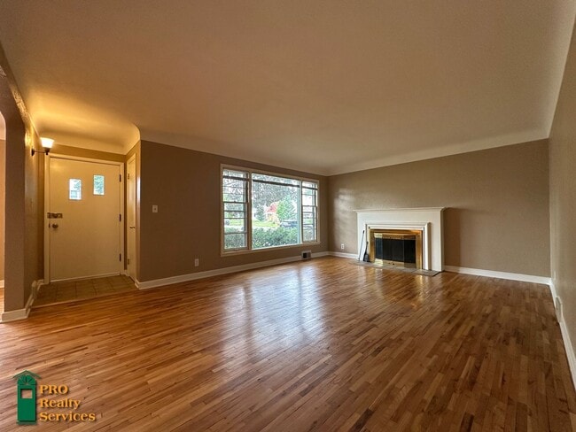Building Photo - 3 Bedroom Home in St. Paul