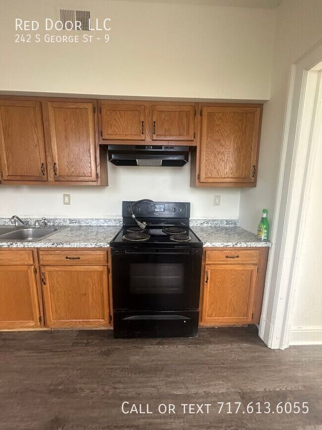 Building Photo - 242 S George St