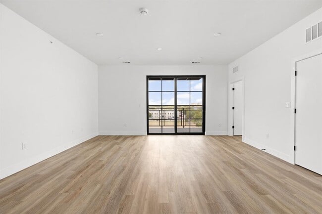 Building Photo - 4315 S Congress Ave