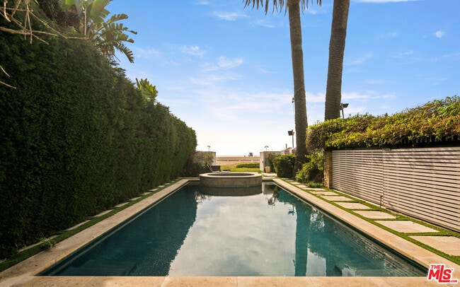 Foto del edificio - 964 Palisades Beach Rd