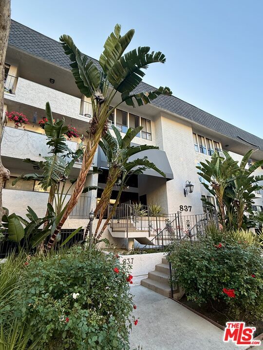 Foto principal - 837 N W Knoll Dr