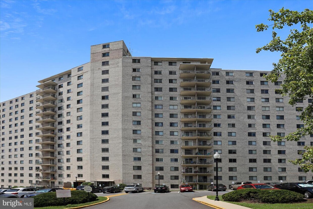 Primary Photo - 1111 University Blvd W