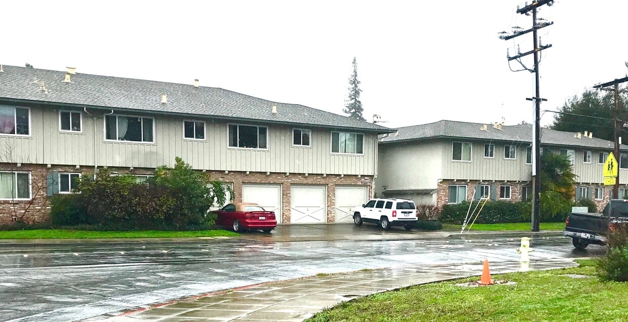 Front of the building - 1870 Valota Rd
