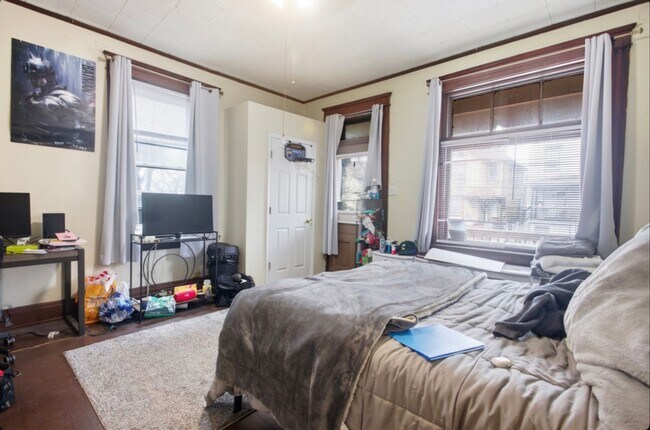 Building Photo - NT - 2342 Stratford