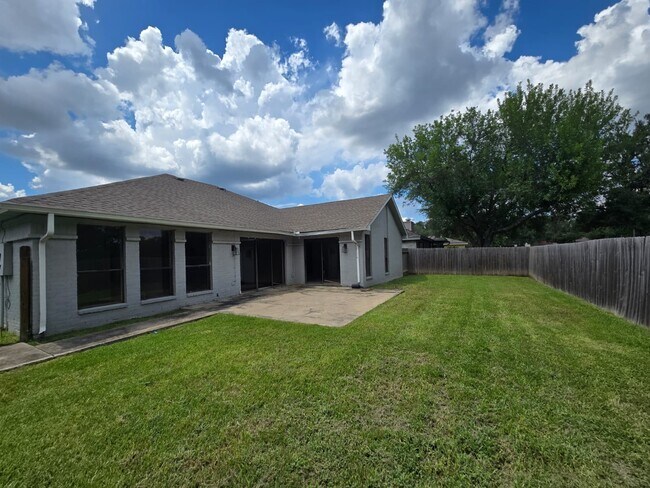 Building Photo - 610 Woodlake Cir