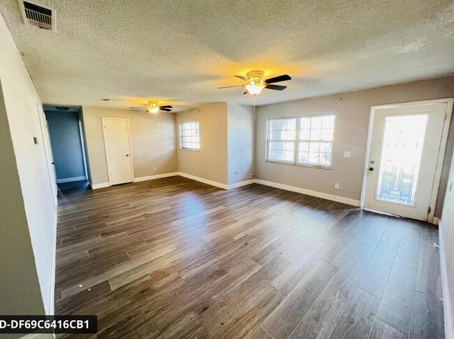 Building Photo - 901 Hickory St