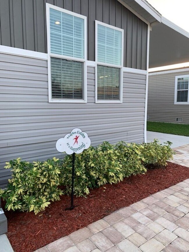 Building Photo - ***NAPLES ESTATES COMMUNITY***FURNISHED RE...
