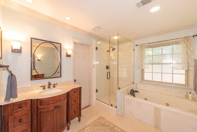 Building Photo - 15 Lorian Dr