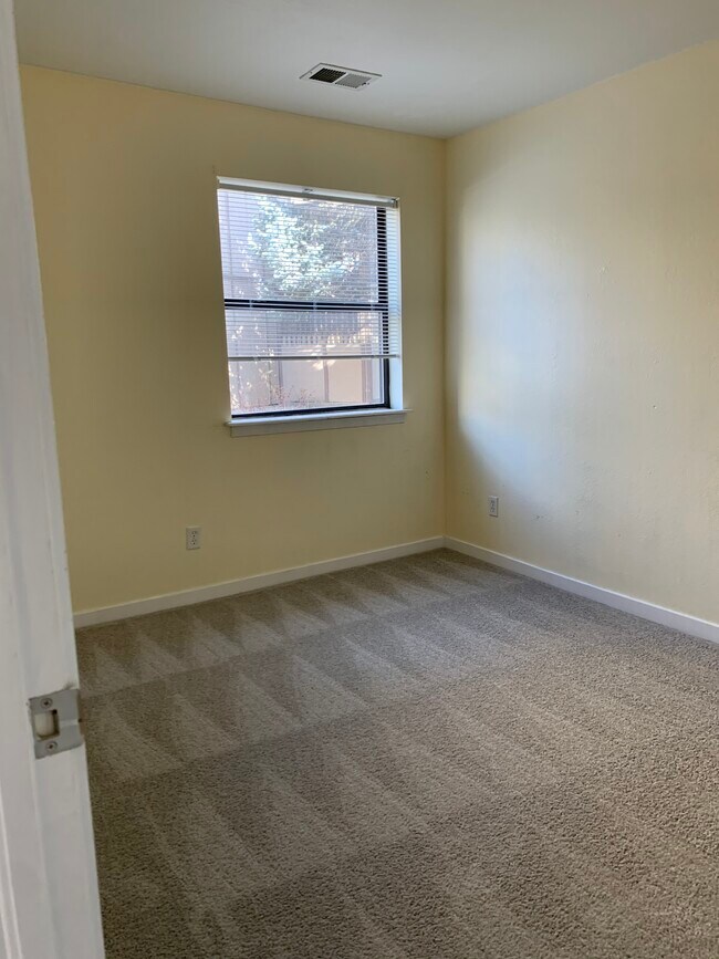 Foto del edificio - 225 E 8th Ave