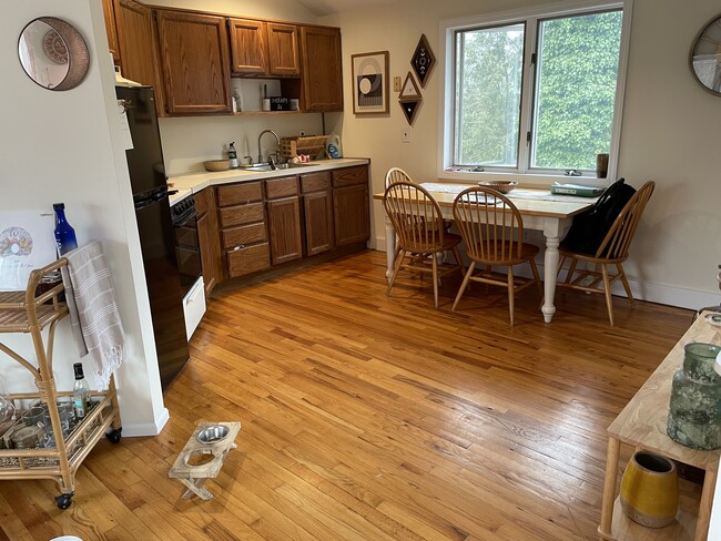 Full kitchen with seating and closet - 31 Houghton Blvd