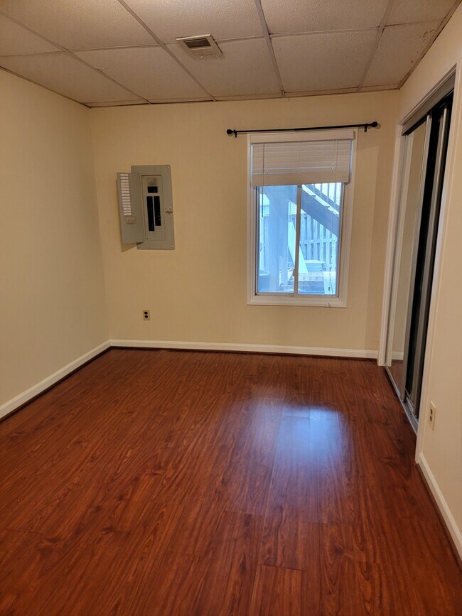 Building Photo - 8348 Stationhouse Ct